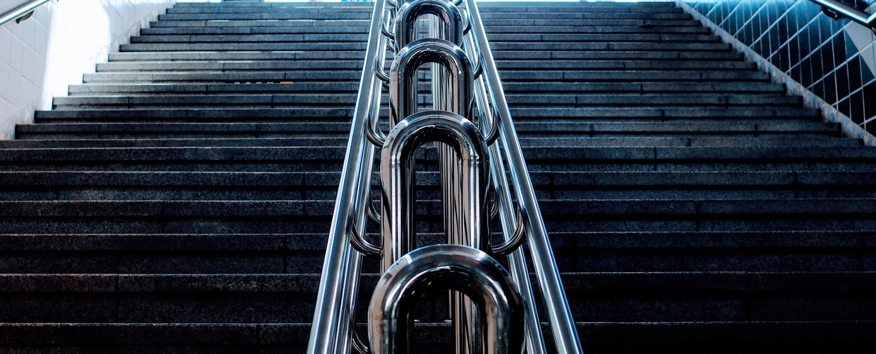 Ankara Özel Tasarım Paslanmaz Çelik İşleme ve Metal Dekorasyon Projeleri Özel tasarım paslanmaz çelikten imal edilmiş modern korkuluk veya dekoratif metal mobilya projesi.